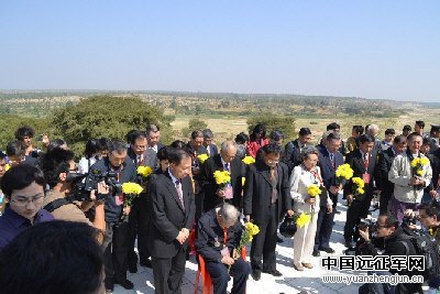 仁安羌大捷战场501高地的纪念碑前，来自各地的与会者为壮烈牺牲的中国远征军默哀。
