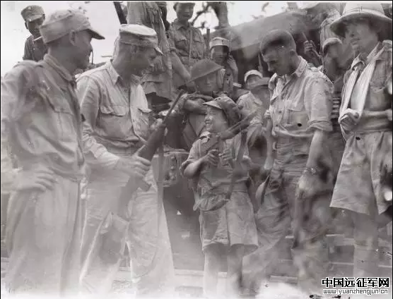 Lee Lew Bell，12岁，云南人。Amer拍摄于1944年9月12日。据拍摄者写在照片后的信息，Lee Lew Bell隶属于国军第54军14师42团，已入伍一年。这位Lee Lew Bell，应是14师驻扎云南期间所收容的难童。14师1944年入缅时，也将其一并带了出来——很难想象有部队会愿意去抓11岁的孩子来当兵