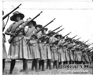 中国女战士。很多女孩都自愿加入抗日武装部队