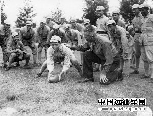 1944年10月15日，美军士兵向中国兵讲解橄榄球