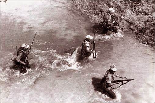 中国远征军正在渡河
