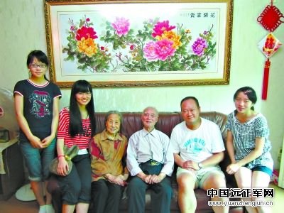 学子和老人合照，右三为赵祚明。