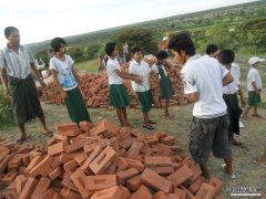 村民和学生帮助搬运砖头