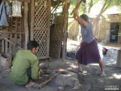 缅甸铁匠制作石碑挂钩