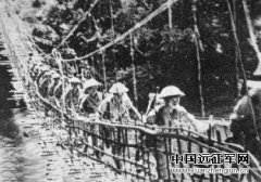通过吊桥
