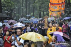 重庆市民冒雨送别英灵