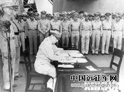 1945年9月2日，麦克阿瑟将军在美国战列舰“密苏里”号上在日本投降书上签字。